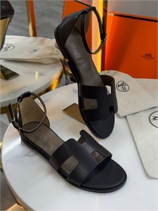 {{productViewItem.photos[photoViewList.activeNavIndex].Alt || productViewItem.photos[photoViewList.activeNavIndex].Description || 'Сандалии HERMES'}}