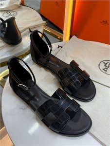 {{productViewItem.photos[photoViewList.activeNavIndex].Alt || productViewItem.photos[photoViewList.activeNavIndex].Description || 'Сандалии HERMES'}}