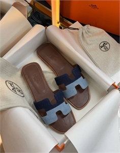 {{productViewItem.photos[photoViewList.activeNavIndex].Alt || productViewItem.photos[photoViewList.activeNavIndex].Description || 'Тапочки HERMES'}}