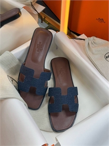 {{productViewItem.photos[photoViewList.activeNavIndex].Alt || productViewItem.photos[photoViewList.activeNavIndex].Description || 'Тапочки HERMES'}}