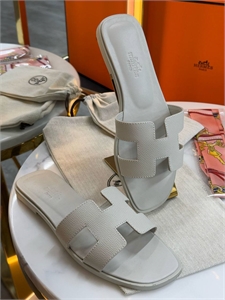 {{productViewItem.photos[photoViewList.activeNavIndex].Alt || productViewItem.photos[photoViewList.activeNavIndex].Description || 'Тапочки HERMES'}}