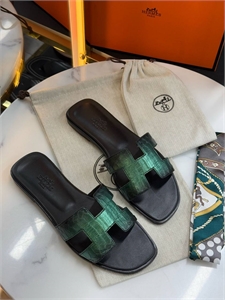 {{productViewItem.photos[photoViewList.activeNavIndex].Alt || productViewItem.photos[photoViewList.activeNavIndex].Description || 'Тапочки HERMES'}}