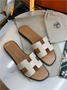 {{productViewItem.photos[photoViewList.activeNavIndex].Alt || productViewItem.photos[photoViewList.activeNavIndex].Description || 'Тапочки HERMES'}}