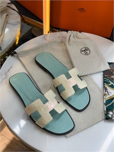 {{productViewItem.photos[photoViewList.activeNavIndex].Alt || productViewItem.photos[photoViewList.activeNavIndex].Description || 'Тапочки HERMES'}}