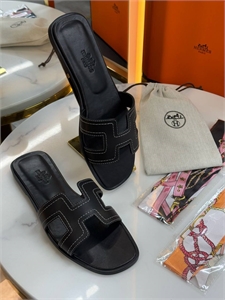 {{productViewItem.photos[photoViewList.activeNavIndex].Alt || productViewItem.photos[photoViewList.activeNavIndex].Description || 'Тапочки HERMES'}}
