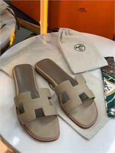 {{productViewItem.photos[photoViewList.activeNavIndex].Alt || productViewItem.photos[photoViewList.activeNavIndex].Description || 'Тапочки HERMES'}}
