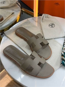 {{productViewItem.photos[photoViewList.activeNavIndex].Alt || productViewItem.photos[photoViewList.activeNavIndex].Description || 'Тапочки HERMES'}}
