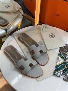 {{productViewItem.photos[photoViewList.activeNavIndex].Alt || productViewItem.photos[photoViewList.activeNavIndex].Description || 'Тапочки HERMES'}}