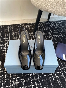 {{productViewItem.photos[photoViewList.activeNavIndex].Alt || productViewItem.photos[photoViewList.activeNavIndex].Description || 'Туфли PRADA'}}