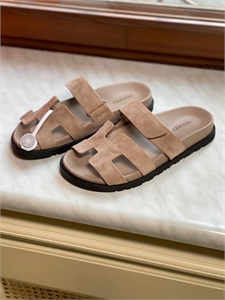 {{productViewItem.photos[photoViewList.activeNavIndex].Alt || productViewItem.photos[photoViewList.activeNavIndex].Description || 'Тапочки HERMES'}}