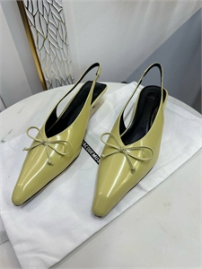 {{productViewItem.photos[photoViewList.activeNavIndex].Alt || productViewItem.photos[photoViewList.activeNavIndex].Description || 'Туфли Jacquemus'}}