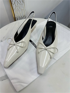 {{productViewItem.photos[photoViewList.activeNavIndex].Alt || productViewItem.photos[photoViewList.activeNavIndex].Description || 'Туфли Jacquemus'}}