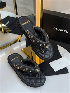 {{productViewItem.photos[photoViewList.activeNavIndex].Alt || productViewItem.photos[photoViewList.activeNavIndex].Description || 'Тапочки CHANEL'}}