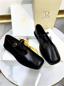 {{productViewItem.photos[photoViewList.activeNavIndex].Alt || productViewItem.photos[photoViewList.activeNavIndex].Description || 'Балетки THE ROW'}}