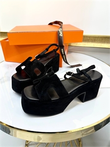 {{productViewItem.photos[photoViewList.activeNavIndex].Alt || productViewItem.photos[photoViewList.activeNavIndex].Description || 'Босоножки HERMES'}}