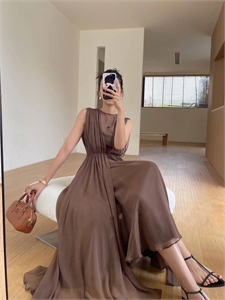 {{productViewItem.photos[photoViewList.activeNavIndex].Alt || productViewItem.photos[photoViewList.activeNavIndex].Description || 'Платье DIOR'}}