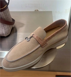 {{productViewItem.photos[photoViewList.activeNavIndex].Alt || productViewItem.photos[photoViewList.activeNavIndex].Description || 'Лоферы LORO PIANA'}}