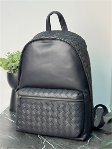 {{productViewItem.photos[photoViewList.activeNavIndex].Alt || productViewItem.photos[photoViewList.activeNavIndex].Description || 'Рюкзак BOTTEGA VENETA'}}