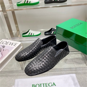 {{productViewItem.photos[photoViewList.activeNavIndex].Alt || productViewItem.photos[photoViewList.activeNavIndex].Description || 'Лоферы BOTTEGA VENETA'}}