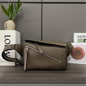 {{productViewItem.photos[photoViewList.activeNavIndex].Alt || productViewItem.photos[photoViewList.activeNavIndex].Description || 'Нагрудная сумка Loewe'}}
