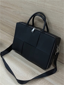 {{productViewItem.photos[photoViewList.activeNavIndex].Alt || productViewItem.photos[photoViewList.activeNavIndex].Description || 'Портфель BV'}}