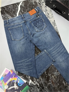 {{productViewItem.photos[photoViewList.activeNavIndex].Alt || productViewItem.photos[photoViewList.activeNavIndex].Description || 'Джинсы HERMES'}}
