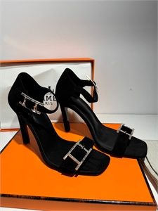 {{productViewItem.photos[photoViewList.activeNavIndex].Alt || productViewItem.photos[photoViewList.activeNavIndex].Description || 'Туфли HERMES'}}