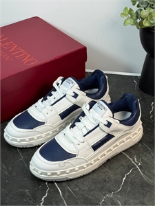 {{productViewItem.photos[photoViewList.activeNavIndex].Alt || productViewItem.photos[photoViewList.activeNavIndex].Description || 'Кроссовки VALENTINO'}}