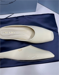 {{productViewItem.photos[photoViewList.activeNavIndex].Alt || productViewItem.photos[photoViewList.activeNavIndex].Description || 'Мюли PRADA'}}