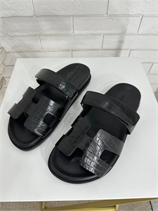 {{productViewItem.photos[photoViewList.activeNavIndex].Alt || productViewItem.photos[photoViewList.activeNavIndex].Description || 'Шлепки HERMES'}}