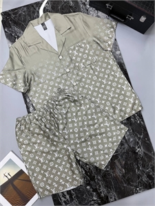 {{productViewItem.photos[photoViewList.activeNavIndex].Alt || productViewItem.photos[photoViewList.activeNavIndex].Description || 'Прогулочный костюм LV'}}