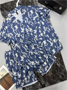 {{productViewItem.photos[photoViewList.activeNavIndex].Alt || productViewItem.photos[photoViewList.activeNavIndex].Description || 'Прогулочный костюм LV'}}