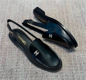 {{productViewItem.photos[photoViewList.activeNavIndex].Alt || productViewItem.photos[photoViewList.activeNavIndex].Description || 'Мюли CHANEL'}}