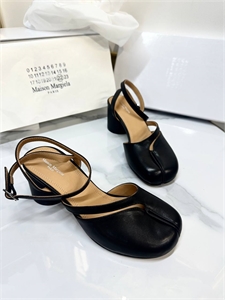 {{productViewItem.photos[photoViewList.activeNavIndex].Alt || productViewItem.photos[photoViewList.activeNavIndex].Description || 'Туфли MAISON MARGIELA'}}