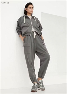 {{productViewItem.photos[photoViewList.activeNavIndex].Alt || productViewItem.photos[photoViewList.activeNavIndex].Description || 'Спортивный костюм'}}
