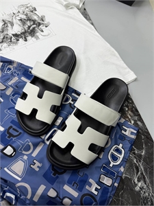 {{productViewItem.photos[photoViewList.activeNavIndex].Alt || productViewItem.photos[photoViewList.activeNavIndex].Description || 'Тапочки HERMES'}}