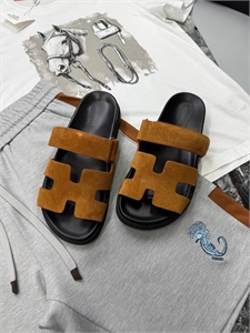 {{productViewItem.photos[photoViewList.activeNavIndex].Alt || productViewItem.photos[photoViewList.activeNavIndex].Description || 'Тапочки HERMES'}}