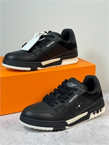 {{productViewItem.photos[photoViewList.activeNavIndex].Alt || productViewItem.photos[photoViewList.activeNavIndex].Description || 'Кроссовки LV'}}