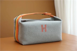 {{productViewItem.photos[photoViewList.activeNavIndex].Alt || productViewItem.photos[photoViewList.activeNavIndex].Description || 'Косметичка HERMES'}}
