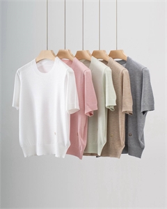 {{productViewItem.photos[photoViewList.activeNavIndex].Alt || productViewItem.photos[photoViewList.activeNavIndex].Description || 'Кофта  LORO PIANA'}}