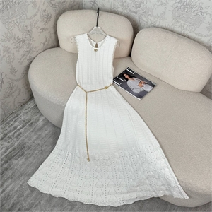 {{productViewItem.photos[photoViewList.activeNavIndex].Alt || productViewItem.photos[photoViewList.activeNavIndex].Description || 'Платье VALENTINO'}}