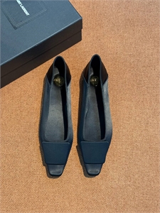 {{productViewItem.photos[photoViewList.activeNavIndex].Alt || productViewItem.photos[photoViewList.activeNavIndex].Description || 'Балетки YSL'}}