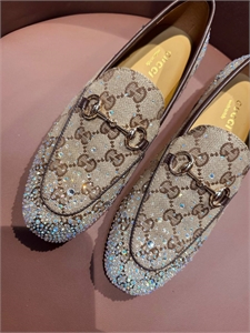 {{productViewItem.photos[photoViewList.activeNavIndex].Alt || productViewItem.photos[photoViewList.activeNavIndex].Description || 'Лоферы GUCCI'}}
