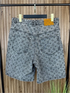 {{productViewItem.photos[photoViewList.activeNavIndex].Alt || productViewItem.photos[photoViewList.activeNavIndex].Description || 'Шорты Loro Piana'}}