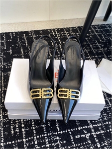 {{productViewItem.photos[photoViewList.activeNavIndex].Alt || productViewItem.photos[photoViewList.activeNavIndex].Description || 'Туфли BALENCIAGA'}}