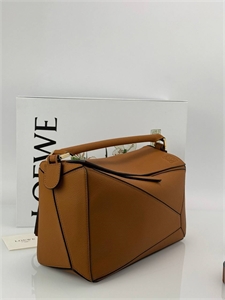 {{productViewItem.photos[photoViewList.activeNavIndex].Alt || productViewItem.photos[photoViewList.activeNavIndex].Description || 'Сумка LOEWE'}}
