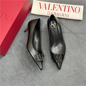{{productViewItem.photos[photoViewList.activeNavIndex].Alt || productViewItem.photos[photoViewList.activeNavIndex].Description || 'Туфли VALENTINO'}}