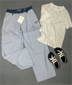 {{productViewItem.photos[photoViewList.activeNavIndex].Alt || productViewItem.photos[photoViewList.activeNavIndex].Description || 'Брюки ALEXANDER WANG'}}