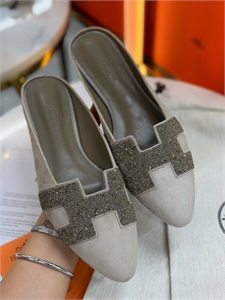 {{productViewItem.photos[photoViewList.activeNavIndex].Alt || productViewItem.photos[photoViewList.activeNavIndex].Description || 'Мюли HERMES'}}