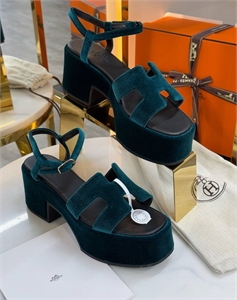 {{productViewItem.photos[photoViewList.activeNavIndex].Alt || productViewItem.photos[photoViewList.activeNavIndex].Description || 'Босоножки HERMES'}}